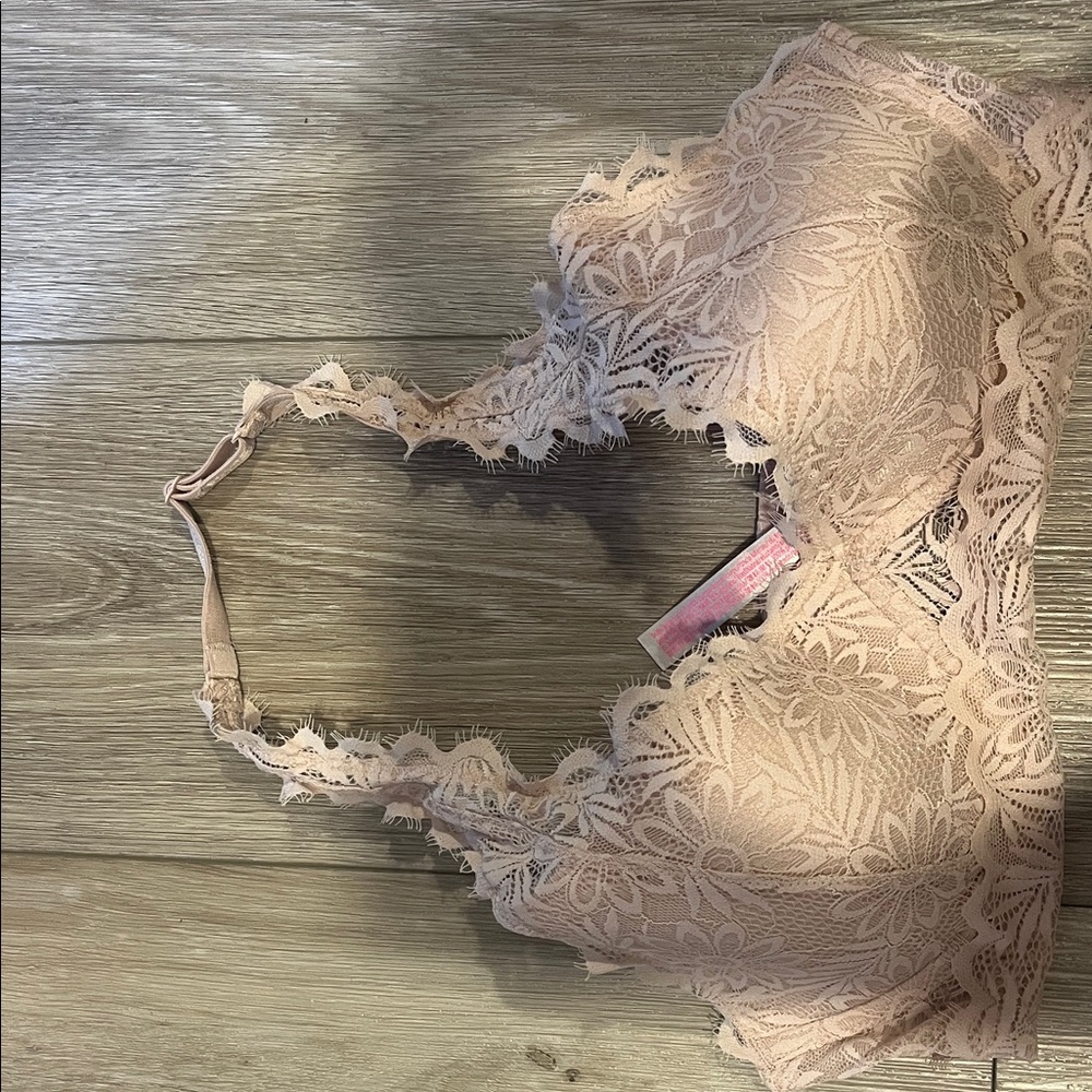 Victoria's Secret Floral Lace Bra in Light Pink